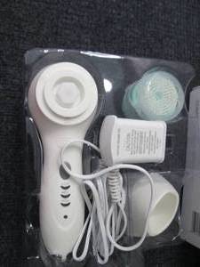 lot 139 image: Conair True Glow Sonic Skincare Sol...