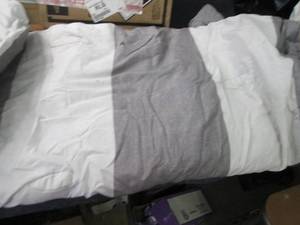 lot 151 image: Queen Duvet Cover - damaged...