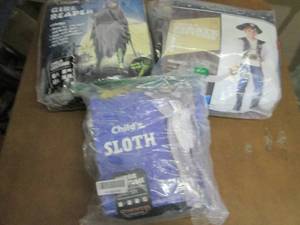 lot 234 image: 3 Assorted Spooktacular Creations C...