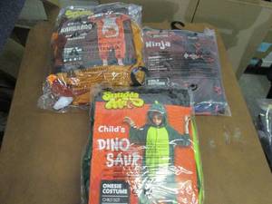 lot 235 image: 3 Assorted Spooktacular Creations C...