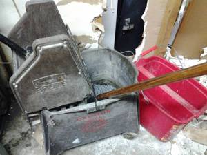 lot 320 image: Rubbermaid Brute Commercial Mop Buc...