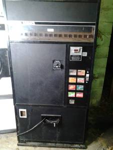 lot 324 image: Dixie-Narco Cold Drinks Vending Mac...