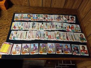 lot 67 image: 1976 Topps Football Cards (see phot...
