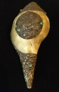 lot 199 image: Decorated Tibetan Conch Shell Trumpet