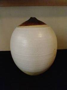 lot 235 image: Beautiful Decorative Pottery Vase