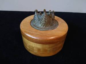 lot 404 image: Lee Peck Handmade Wooden Jewelry Box