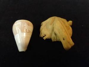 lot 423 image: 2 Small Art Decorations
