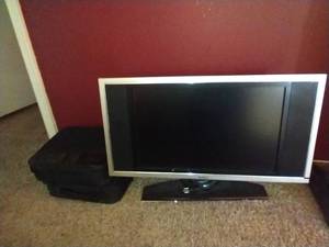 lot 475 image: Monitor & 2 Empty Storage Cases