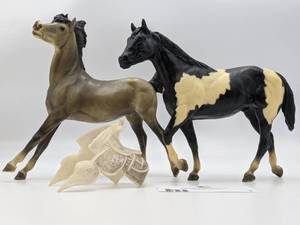 lot 100-BREYER-07 image: Vintage Breyer Tobiano Paint Horse & Blue Roan Mare With Saddle