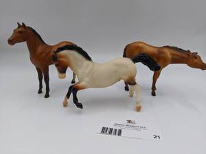lot 100-BREYER-21 image: Vintage Chestnut Foal & Sorrel Mare And  American Quarter Horse Buckskin Stallion Replicas