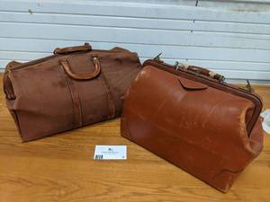 lot 02 image: 2 Vintage  Bags- 1 Canvas and Leather Par-Pak Luggage Bag & 1 Leather Doctors Bag