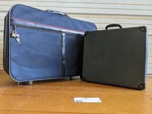 lot 06 image: Vintage Suitcases