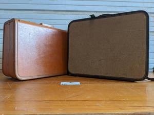 lot 07 image: 2 Vintage Suitcases