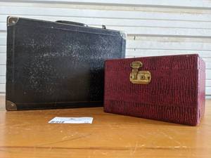 lot 12 image: Vintage 1940s Fibre Products Manufacturing Company Salesman Display Case and Vintage Vanity Box