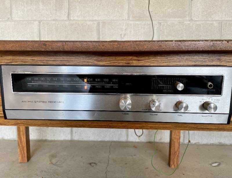 lot 4 image: VIntage AM FM Table Top Radio