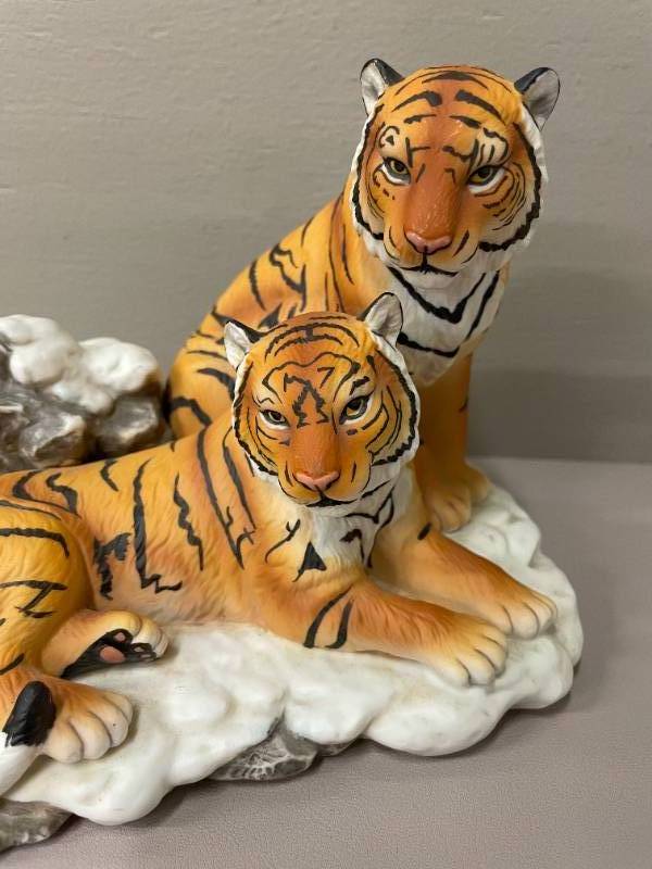 lot 22 image: Home Interiors Siberian Tiger Porcelain Figure