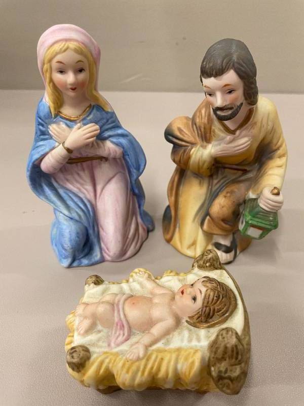 lot 26 image: Nativity Scene Porcelain Figures