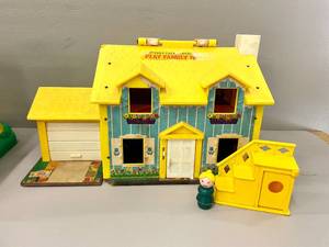 lot 32 image: Lot of Vintage Fisher Price LIttle People Toys-Barn and House