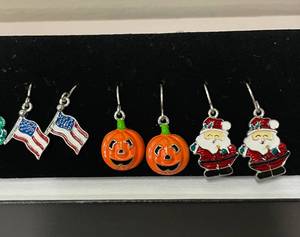 lot 90 image: Lot of 5 Holiday Themed Earrings 