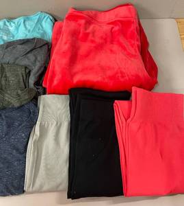 lot 50 image: Large Lot of Womens Casual Tops and Leggings Size L