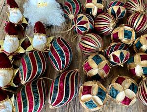 lot 11 image: Lot of Vintage Christmas Ornaments 