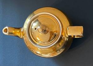 lot 104 image: Hall Vintage 22 carat Gold Glazed Plated #1411 Golden Glow Ceramic Teapot