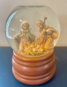 lot 103 image: Genuine Fontanini Holy Family Nativity Glitterdome Music Oh Holy Night Globe
