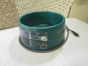 lot 8 image: (RM3) Large Heated Pet Bowl (1.5 Ga...