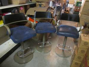 lot 43 image: (BR1) 3 Swivel Stools with Backs an...