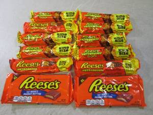 lot 55 image: (B-1) 12 King Size Reeses Candy Bar...
