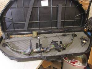 lot 77 image: (RMT) Hoyt USA Supreme Super Slam C...