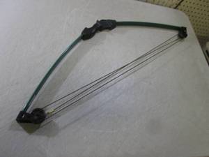 lot 105 image: (CAC) Kids Bear Archery Scout Compo...