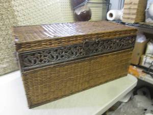 lot 120 image: (EW4) Wicker and Metal Decorative C...