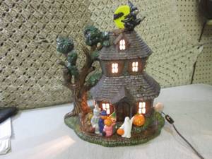 lot 205 image: (RM2) Large Light Up Creamic Hallow...