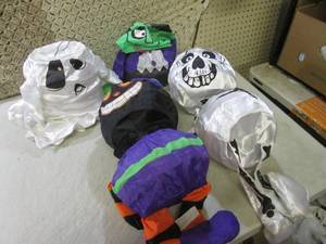 lot 210 image: (CS) 4 Hanging Halloween Decor See ...
