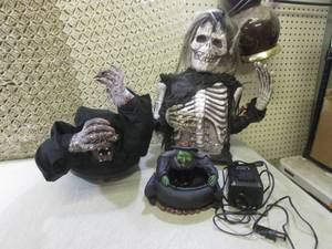 lot 221 image: (EW3) Halloween Decor...