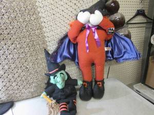 lot 227 image: (EW5) 2 Halloween Dolls Large One i...
