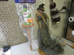 lot 228 image: (EW6) Halloween Decor...