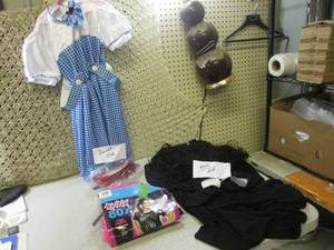 lot 236 image: (RM4) 3 Halloween Costumes Child Do...