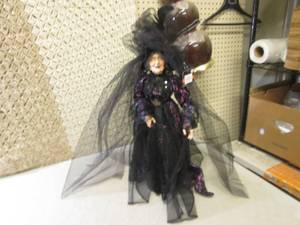 lot 246 image: (FDS) Standing Witch Halloween Deco...