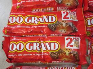 lot 306 image: (B-3) 12 2pc 100 Grand Candy Bars B...