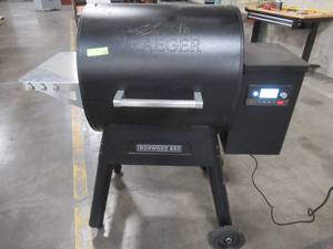 lot 219 image: Traeger Ironwood 650 Wifi Pellet Grill and Smoker in Black, TFB65BLFC - USED.