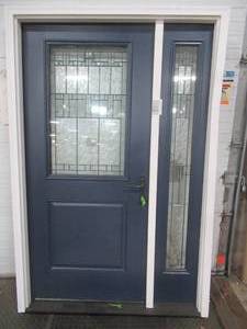 lot 162 image: Custom Exterior 36 Steel Door with Side lite, Frame (without brickmold) Dimensions 52 12 x 81 58 x 4 916 - Small crack on Brickmold RH Side.