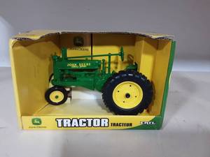 Ertl Dyerville IA. 2004 John Deere Tractor New IN Box