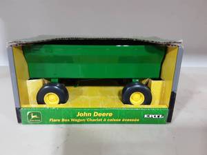 Ertl Dyersville IA. 2002 John Deere Flare Box Wagon New In Box