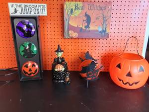 lot 6 image: Halloween Stop Light, Picture, Decor