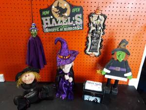 lot 21 image: Animated Witch Sings (I Put A Spell On You), Other Wall Decor, Witch Spells Box