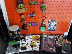 lot 23 image: The Witches Inn & Related Decor, Talking Door Knocker, Window Clings, Pumpkin Decoration Kit & Stand