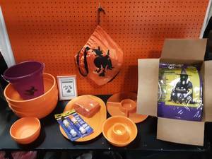 lot 45 image: Large Inflatable Server, Plastic Serving Dishes, Napkins, Window Chalk