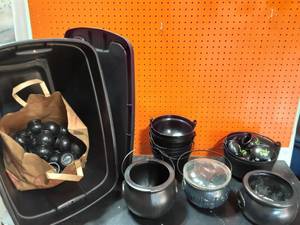lot 47 image: Large Lot Of Assorted Cauldrons Sm-Lg Includes Tote With Lid